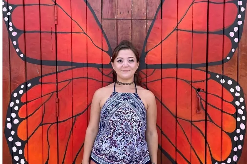Hanah Werchan junto al mural que pintó