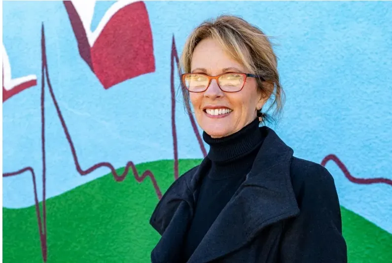 Diane Cox frente al mural