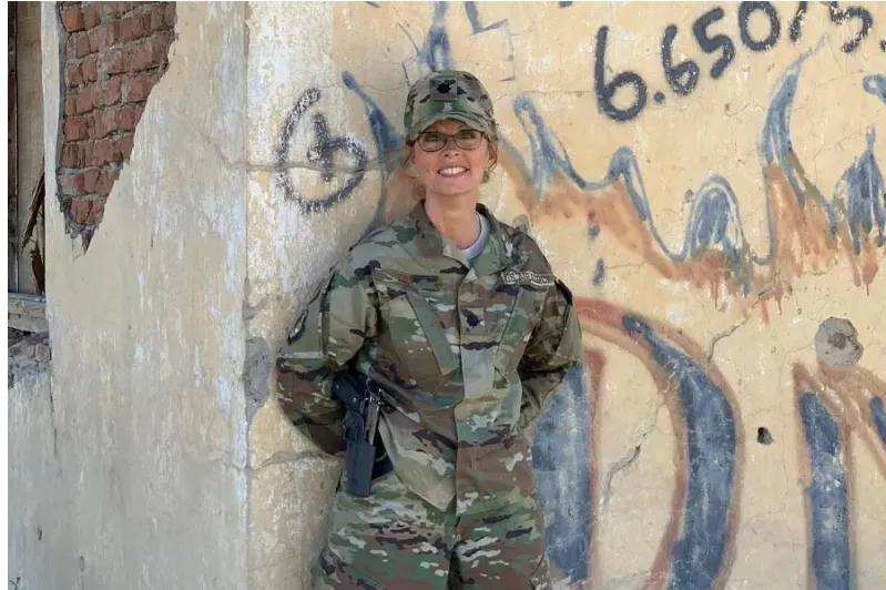 Diane Cox en uniforme militar