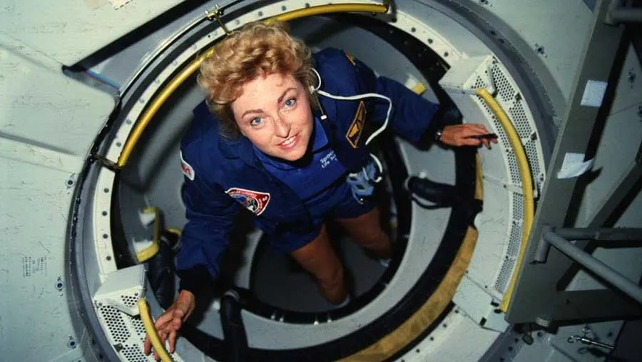 Payload Specialist Millie Hughes-Fulford floats into Spacelab