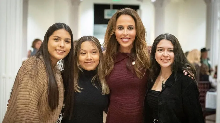 Stacie Dieb McDavid poses with fall 2021 scholarship recipients
