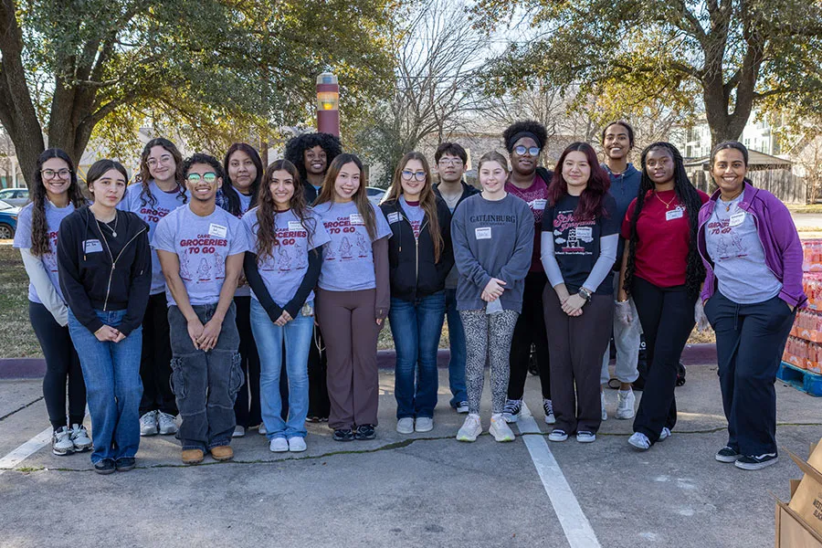 Scholar Programs Students helping with Groceries to go