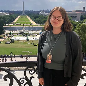 A ̽��¥ student working in Washington DC, with the Washington Monument in the background