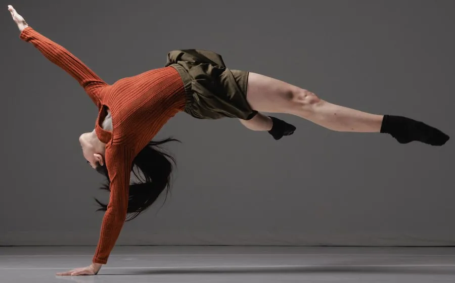 A dancer on her hand 