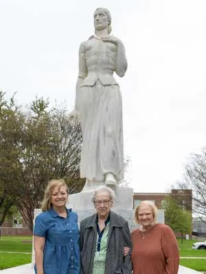 Haggard, daughters see the Pioneer Woman statue on campus