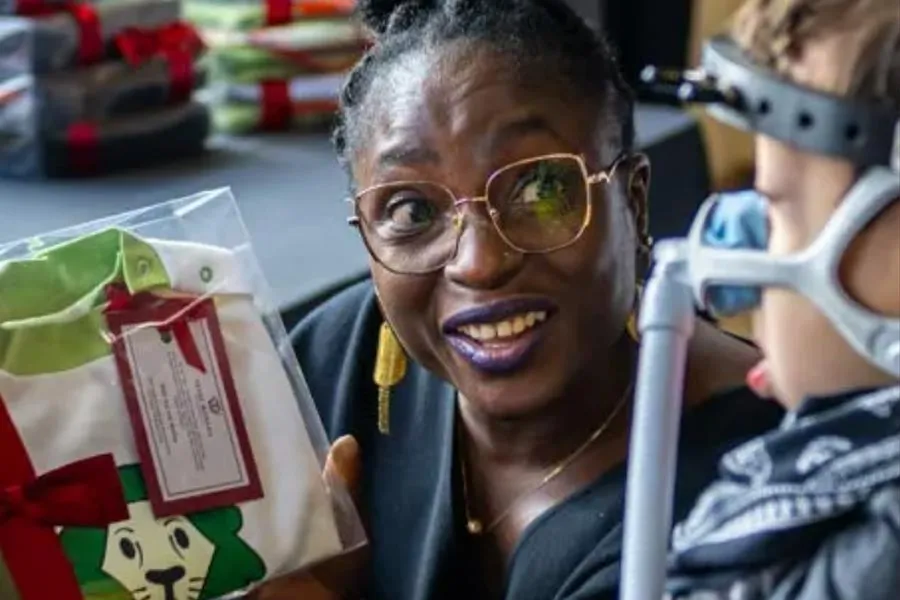 A teacher shows a garment to a patient