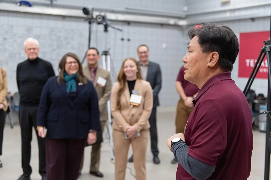 Dr. Kwon talks to the Board of Regents in his lab