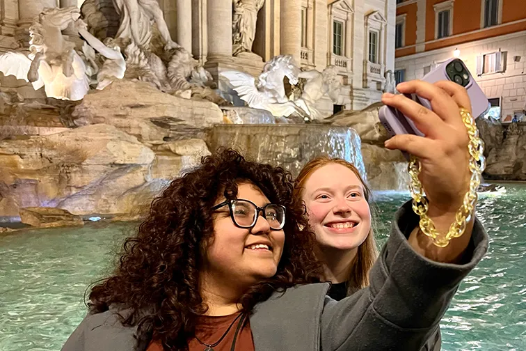 2 TWU Honors taking a selfie in front of Trevi Fountain