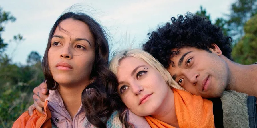 Three young people in a scene from the film Alice Júnior 