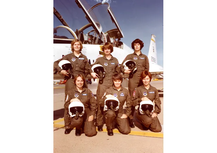 Kelly Hamilton and group of women pilots.