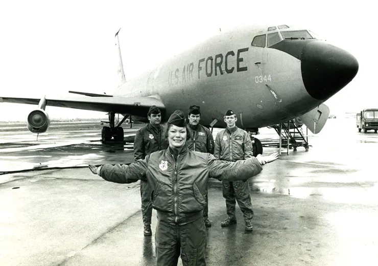 Kelly Hamilton and unknown Air Force pilots in front of plane.