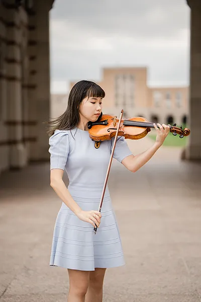 Jessica Yang playing a violin