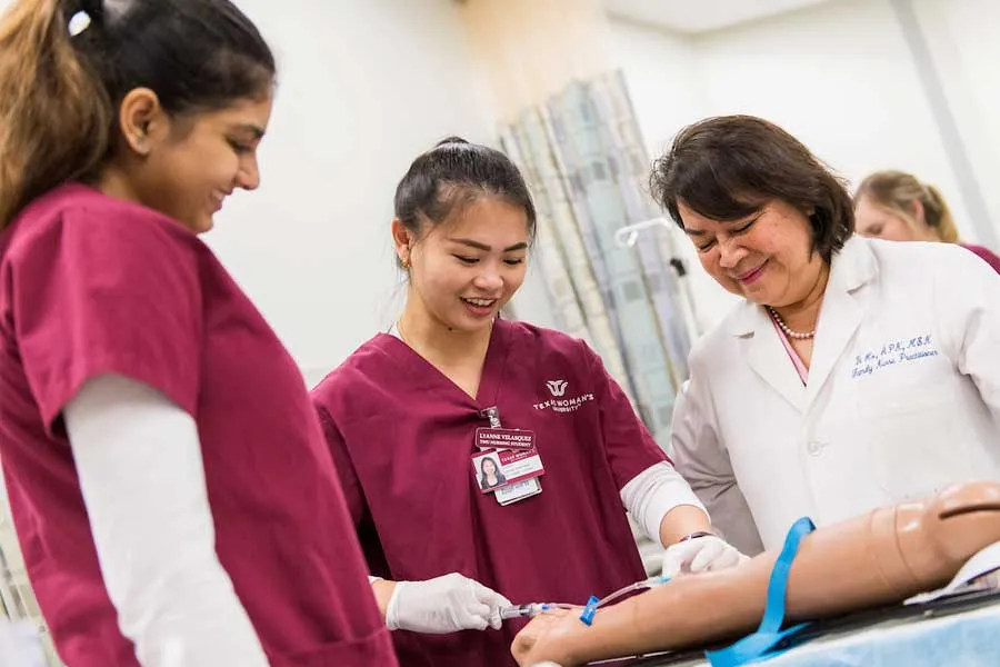 ̽��¥ Nursing faculty imparts knowledge to students