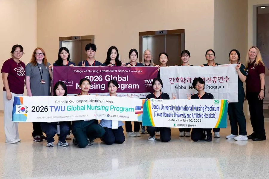 Visiting Korean nursing students take group photo