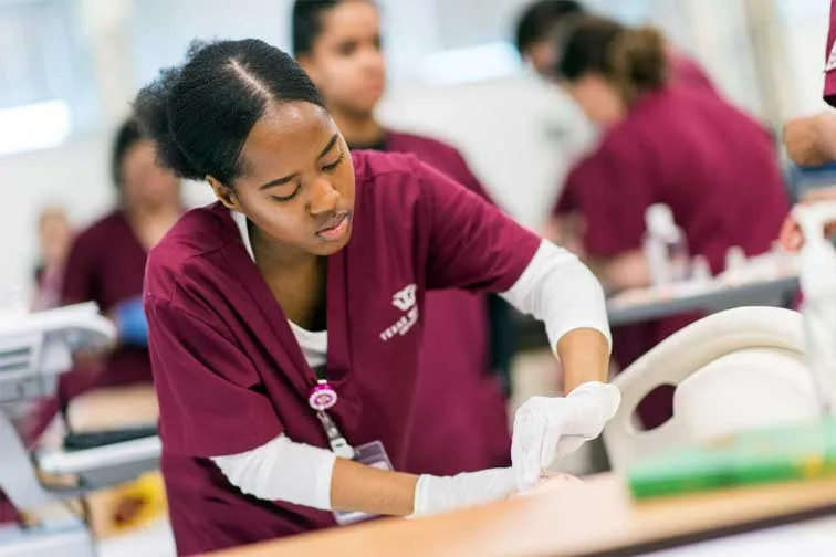 Undergrad Nursing student participates in lab