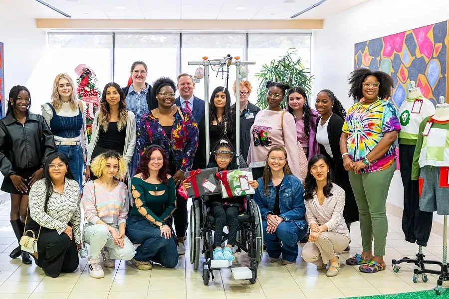 El grupo de TWU junto a un paciente del hospital.