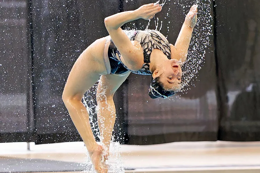 Maya dando vuelta en la piscina