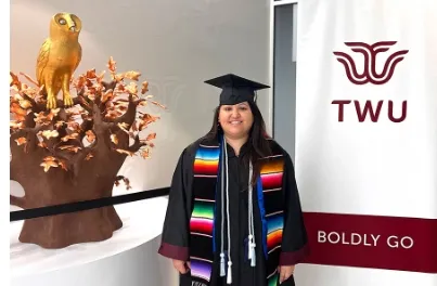 Patricia Aguirre con su vestimenta de graduación