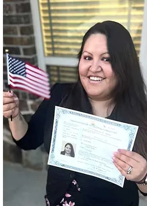 Patricia Aguirre con su certificado de naturalización