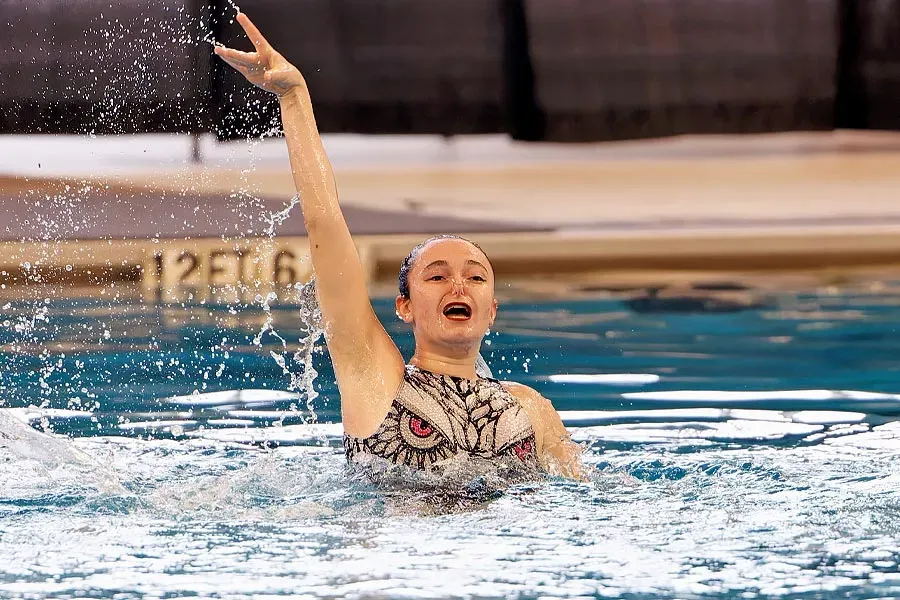 Maya Schwickert en la piscina