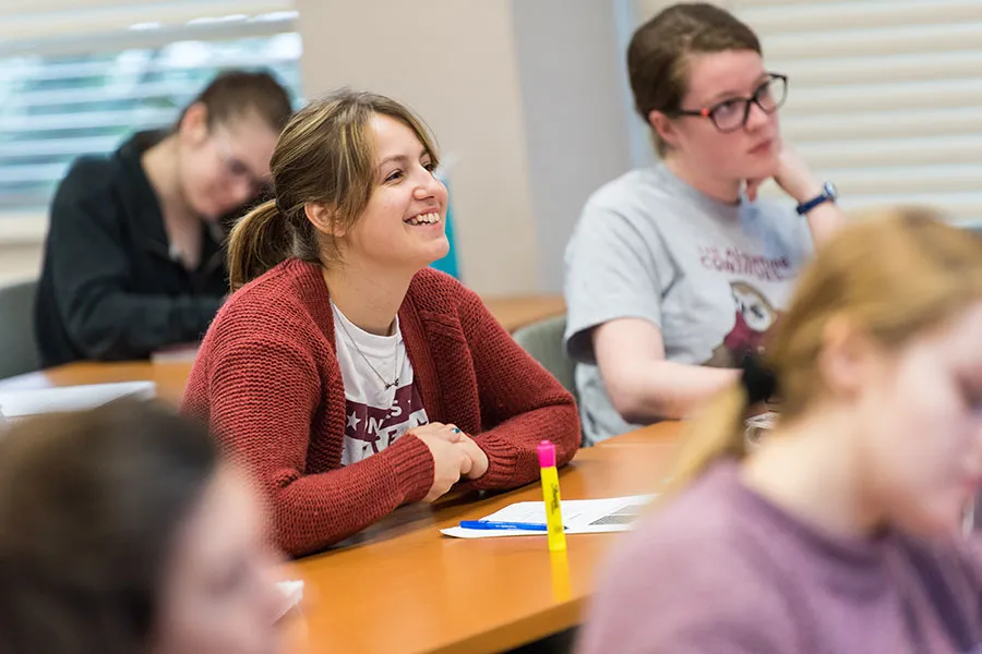 Smiling ̽��¥ students in a classroom setting