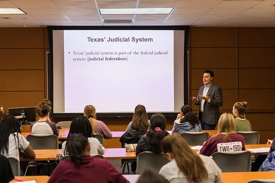 A ̽��¥ political science class learns about the Texas judicial system