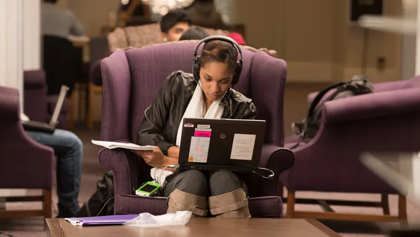 Student studying in library 