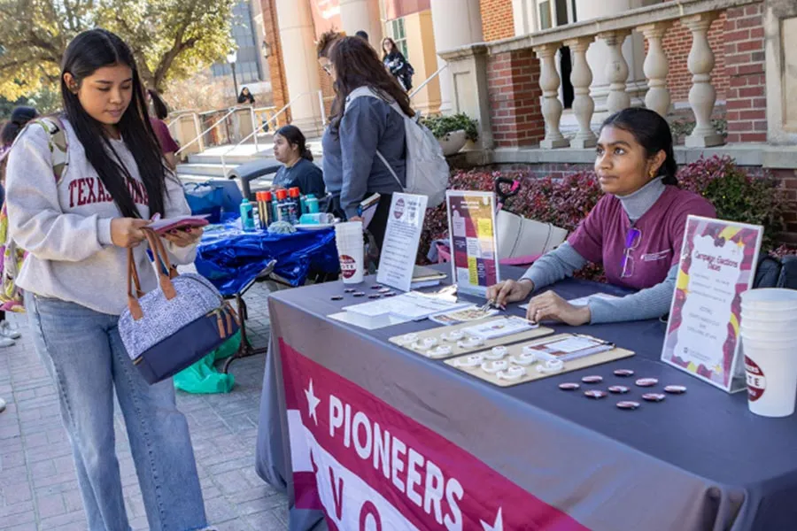 Students register to vote