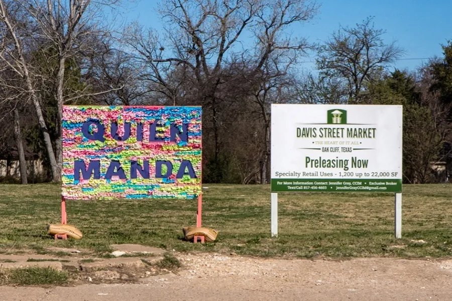 Quién Manda, site specific sign installation, placed next to traditional real estate signage