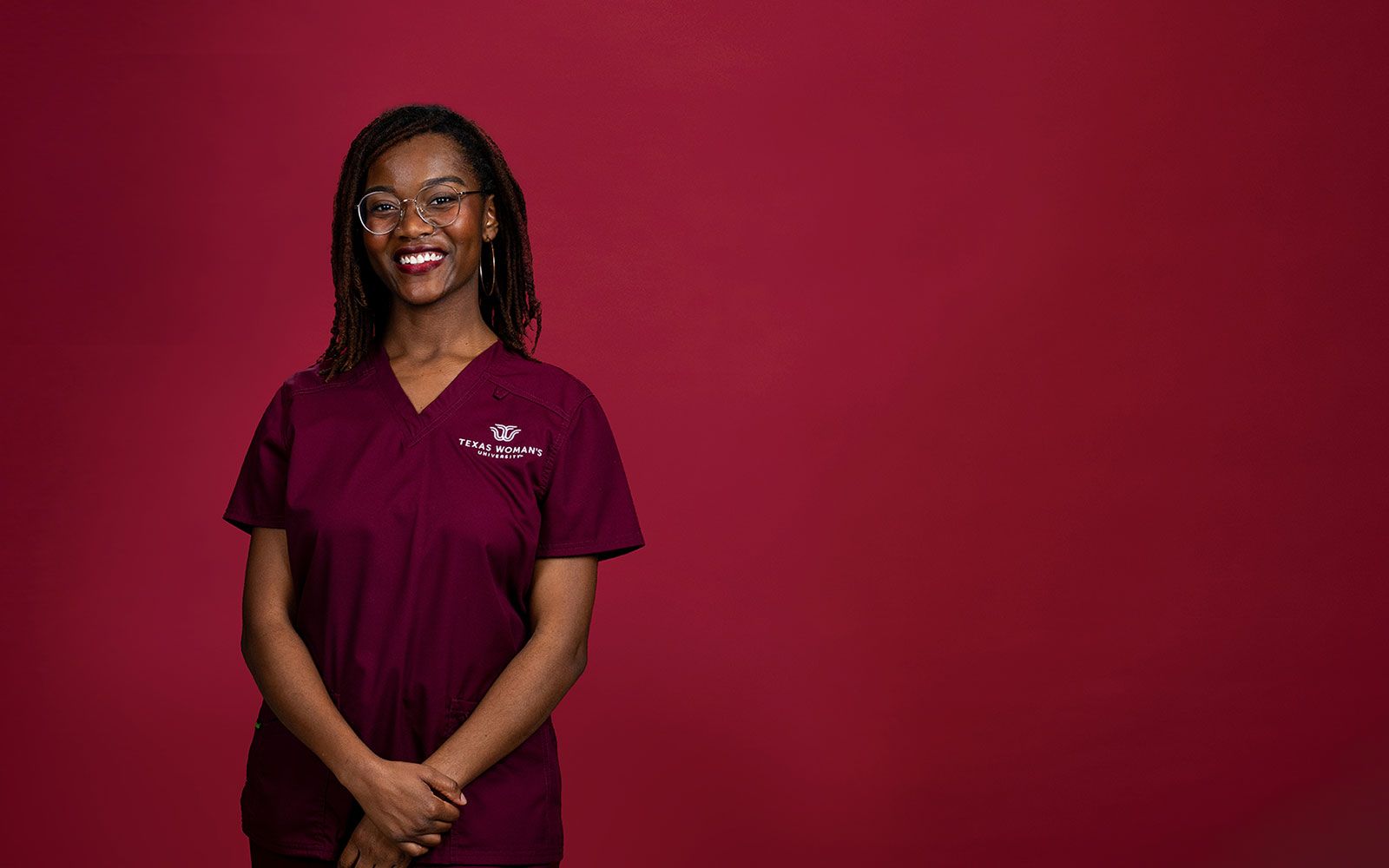 A ̽��¥ healthcare student wearing maroon scrubs