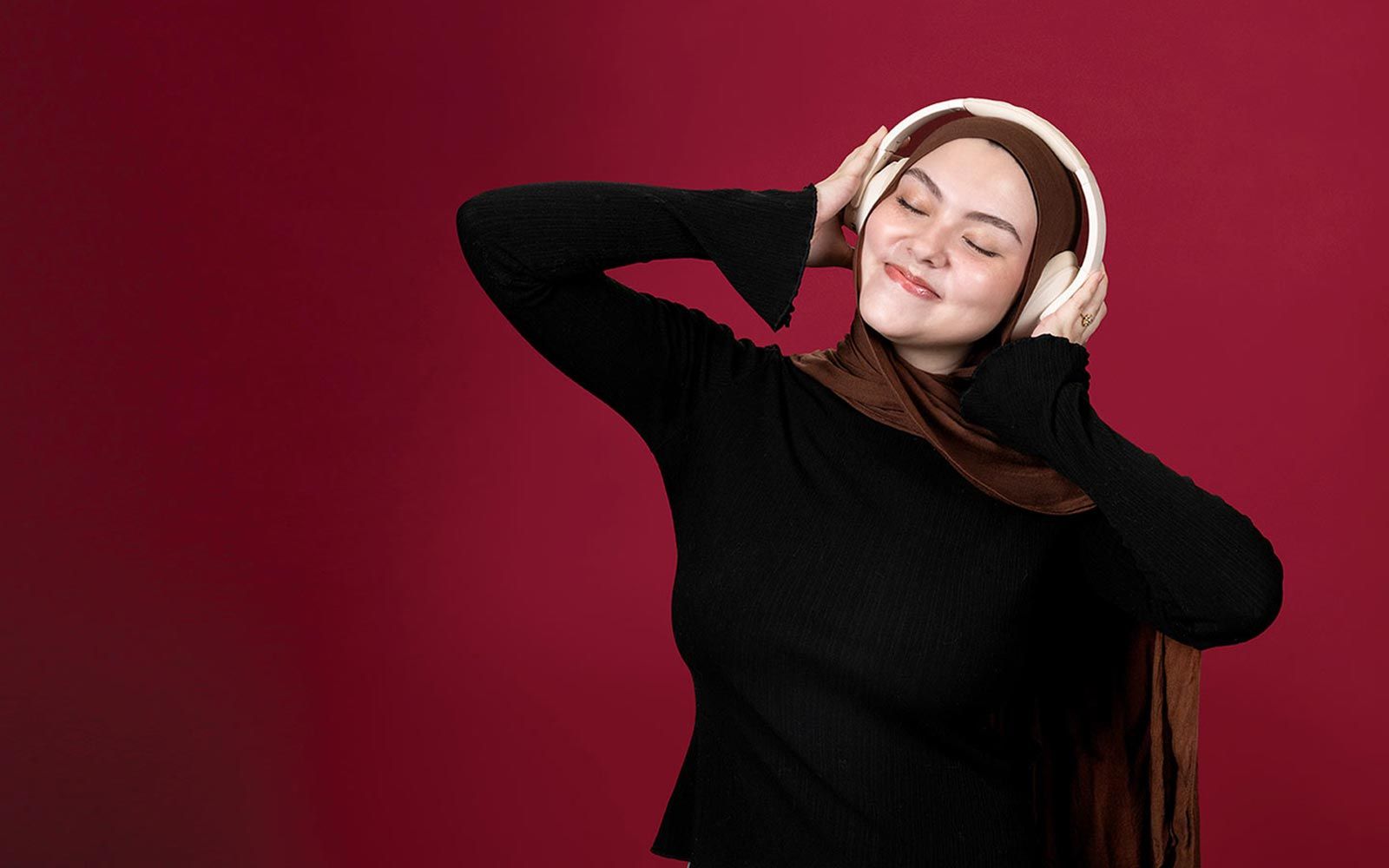 A TWU student listens to music with headphones